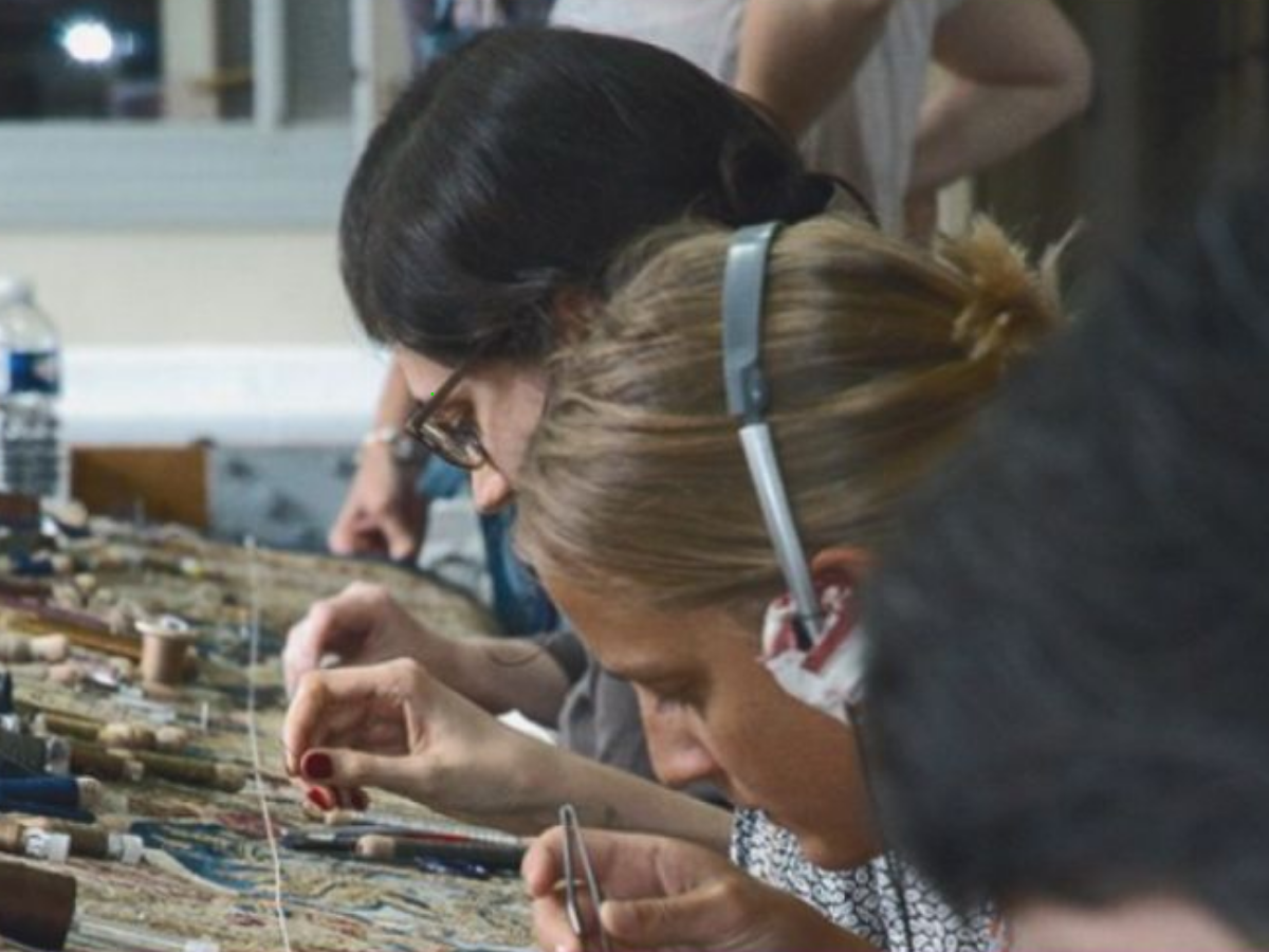 Ātrā mode rada arvien vairāk atkritumu – jauniešus aicina “Pāršūt nākotni”