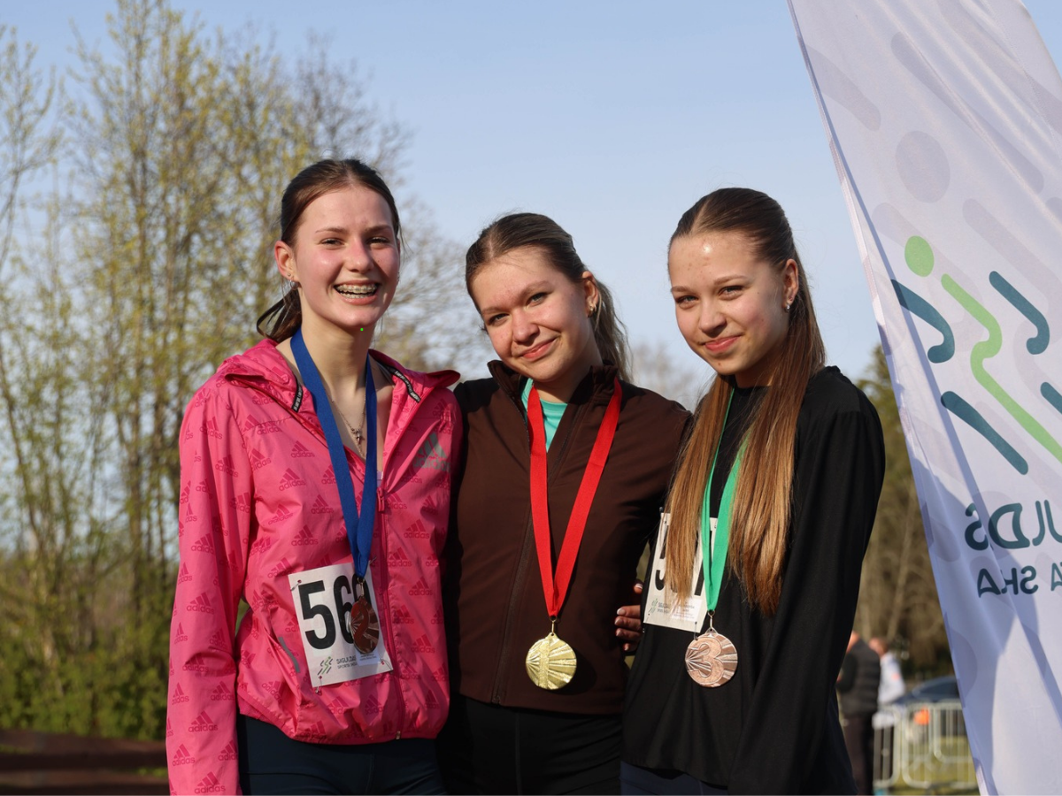 Simtiem jauno sportistu pulcējās “Pavasara krosā 2026”