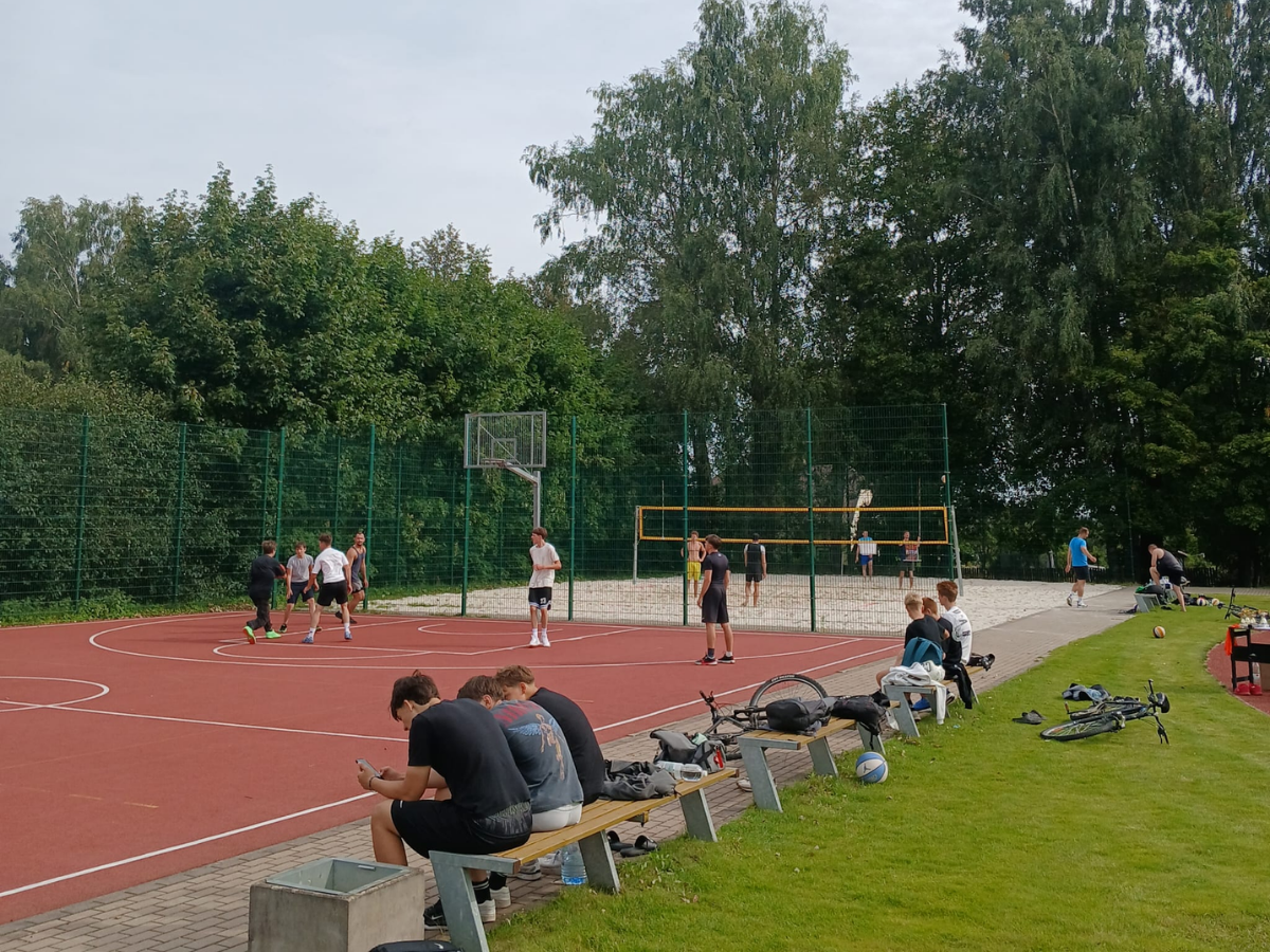 Inčukalnā aizvadītas vasaras sporta aktivitātes pludmales volejbolā un 3x3 basketbolā