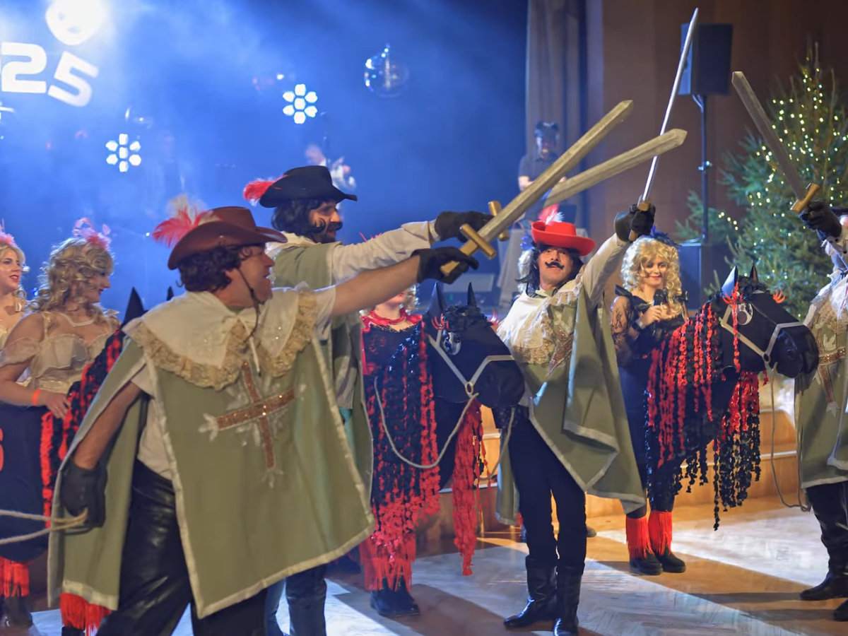 Lēdurgas Kultūras namā notika tradicionālais Vecgada karnevāls