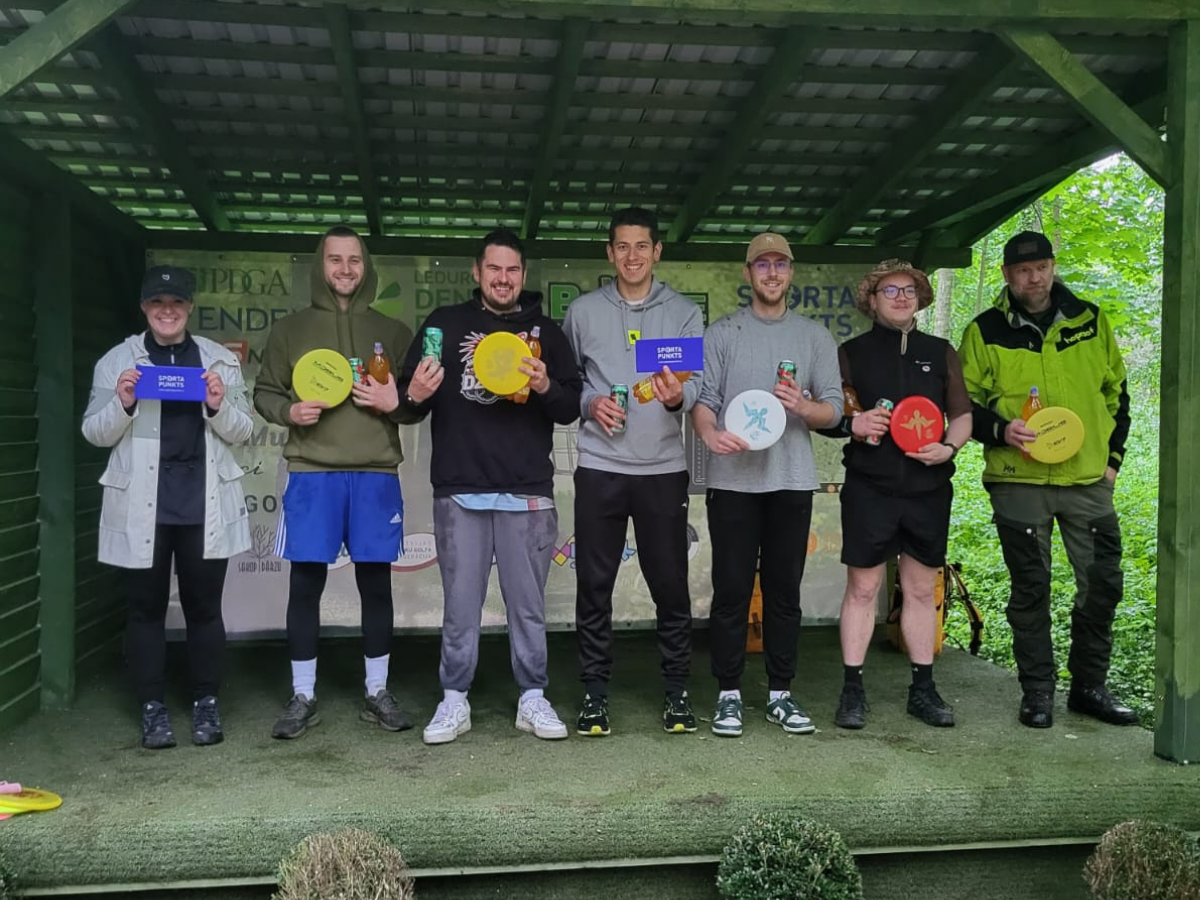 Lēdurgas disku golfa parkā noslēgušās disku golfa sacensības “Sigulda Wiklijs 2025”