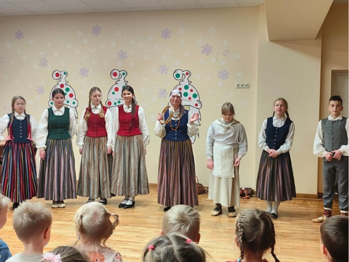 Ziemassvētku gaisotnē Allažu pirmsskolā uzstājas bērnu folkloras grupa “Tiptaiņi”