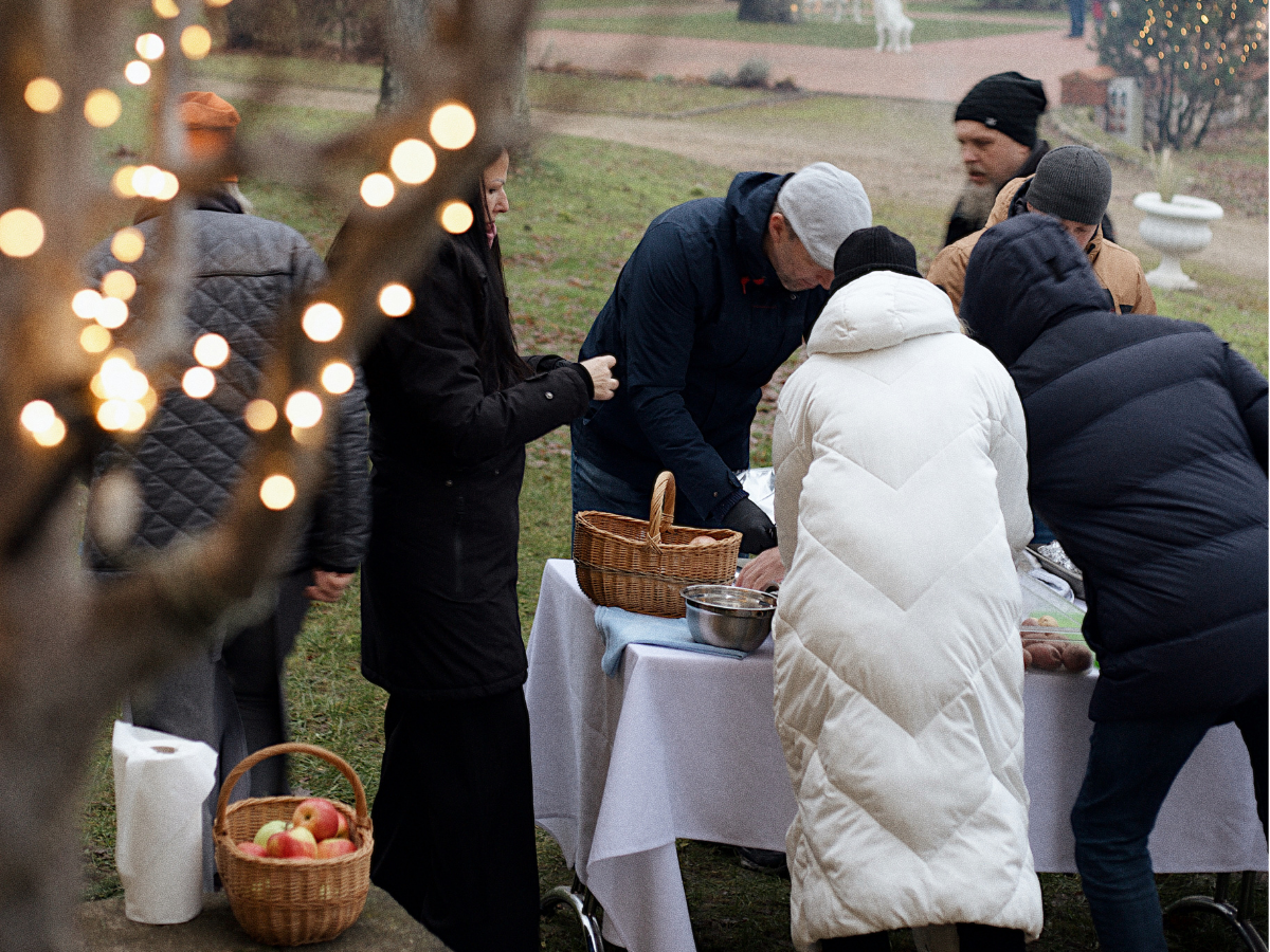 Mālpils muižā aizvadīta tradicionālo svētku ēdienu gatavošanas meistarklase