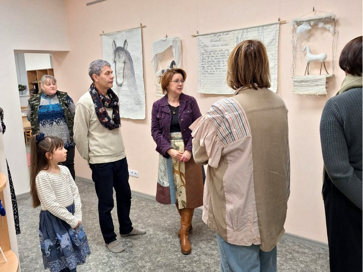 Allažu bibliotēkā atklāta mākslinieces Ineses Rozentāles personālizstāde “Piektais pakavs”