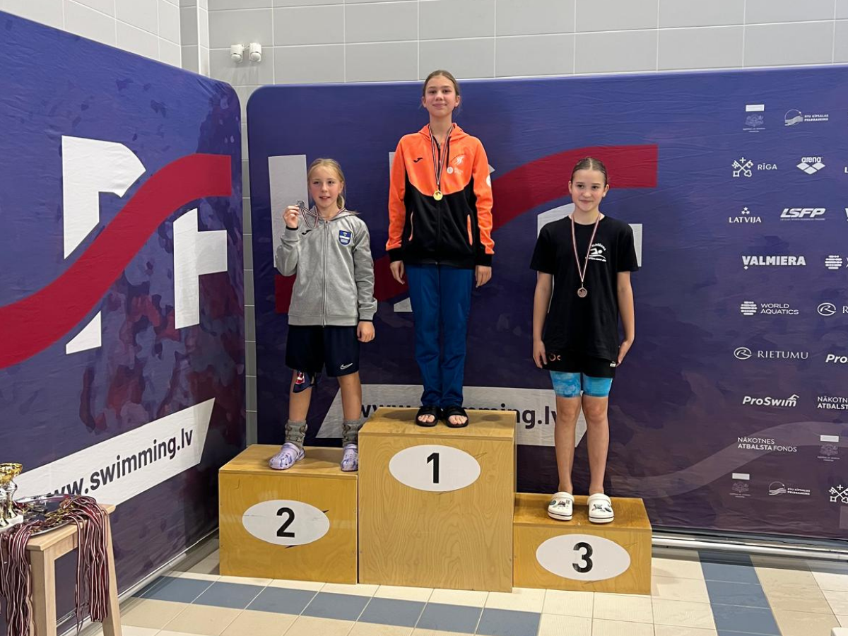 Siguldas Sporta skolas peldētājai zelts Latvijas U11 čempionātā