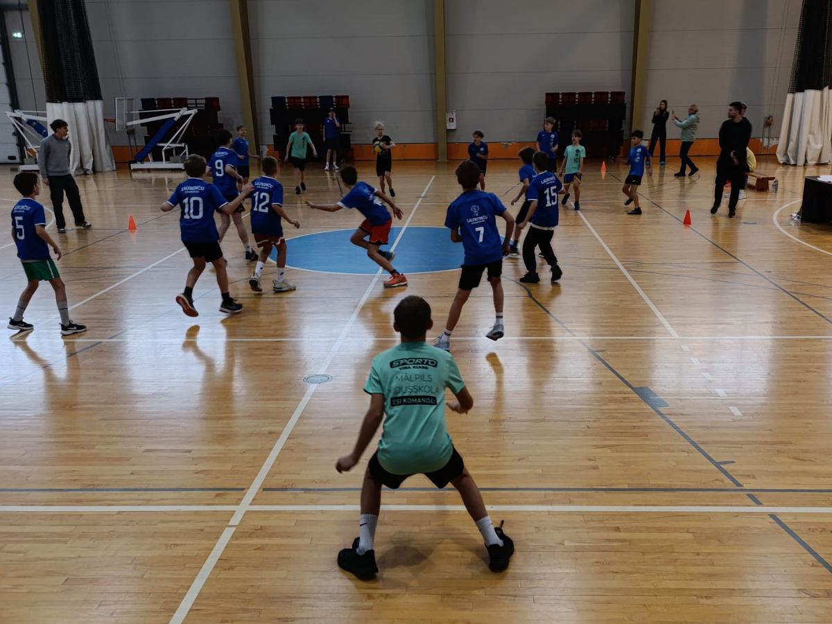 Aizvadītas novada skolu tautas bumbas sacensības