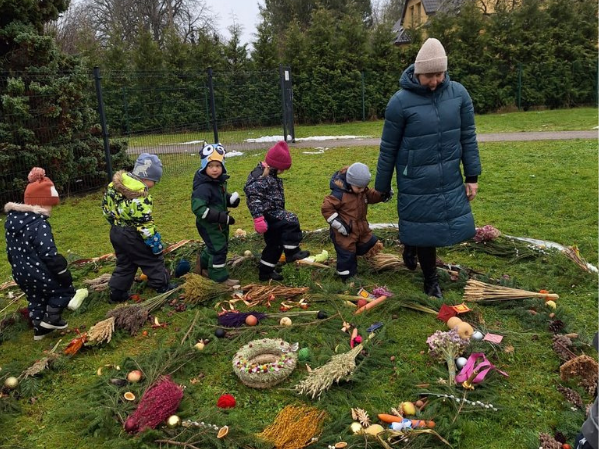 Allažu bibliotēkā notika radošā darbnīca “Iepīt Ziemassvētkus!” Allažu pamatskolas pirmsskolas grupu bērniem