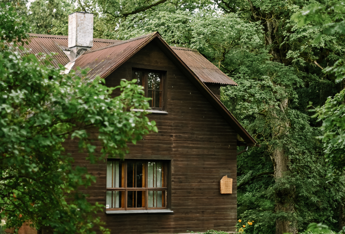 Mālpilī atzīmē Džemmas Skulmes simtgadi ar izstādēm, sarunām un Dārza svētkiem