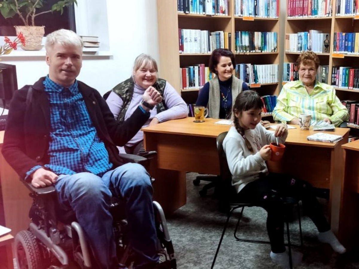 Allažu bibliotēkā notika tikšanās ar dzejnieku Arti Svoku pasākumā “Apziņai no iekšpuses”