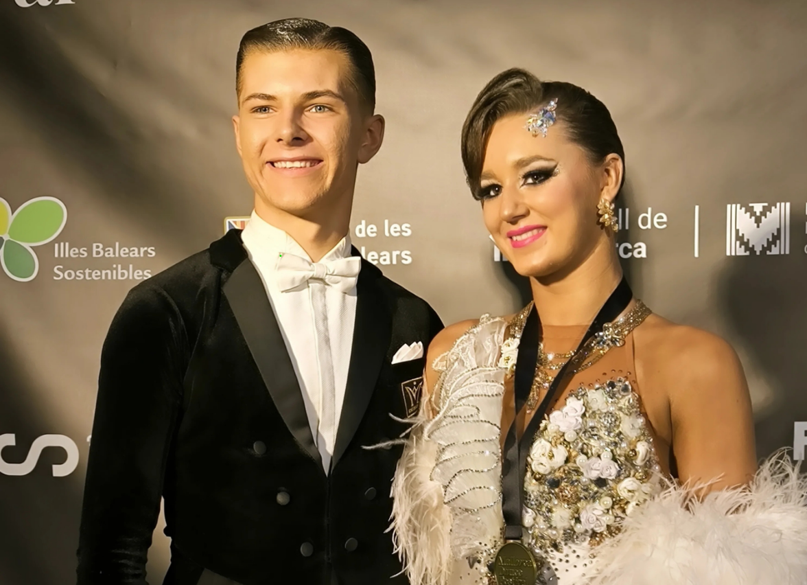 Novadniece Viktorija Smoļina ar partneri kļūst par pasaules reitinga līderi jauniešu 10 deju programmā