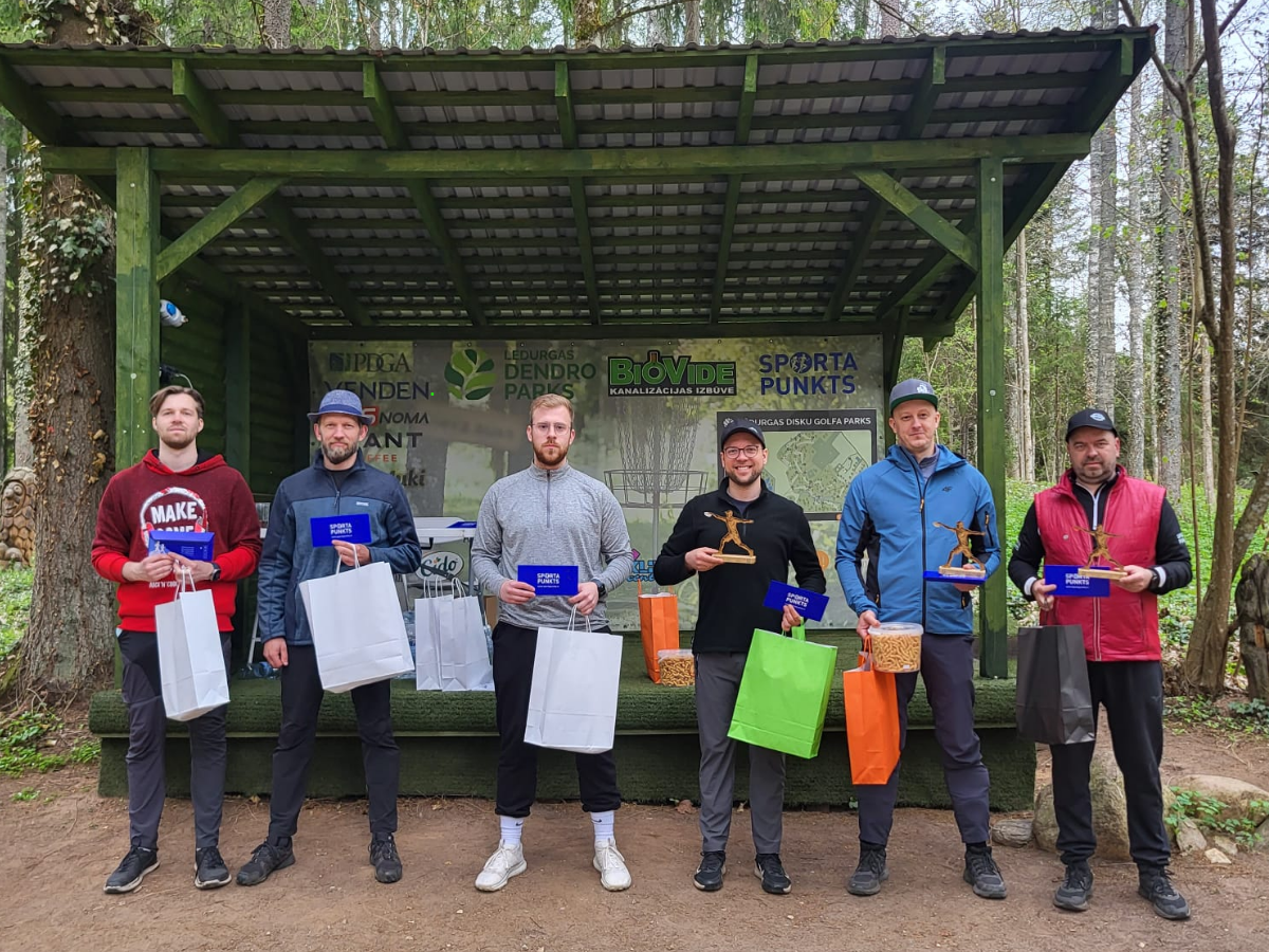 Lēdurgā aizvadīts disku golfa sacensību “Lēdurgas–Zibeņu līgas” 1. posms