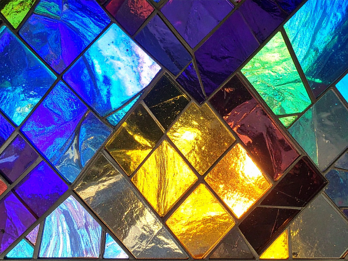 “Stikla salūts” mākslinieka Zigurda Bormaņa vitrāžas bibliotēkas logos