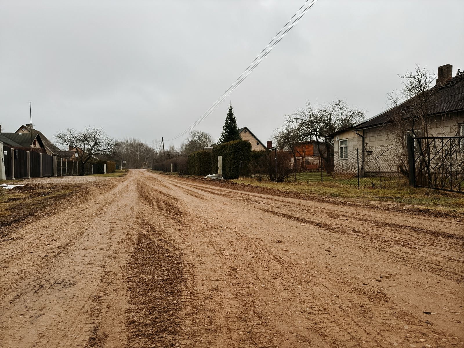 Uzlabojot grants ceļu un ielu stāvokli, novadā veic greiderēšanas darbus