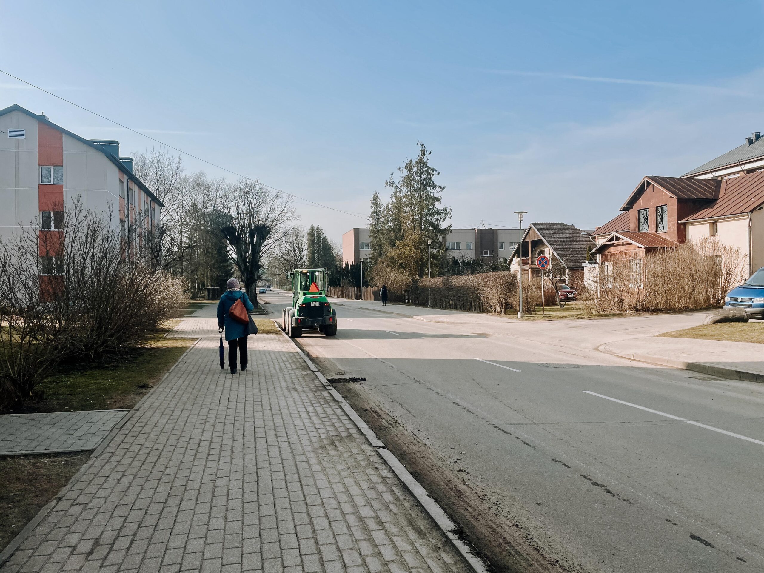 Novadā uzsākta ielu un ceļu pavasara tīrīšana