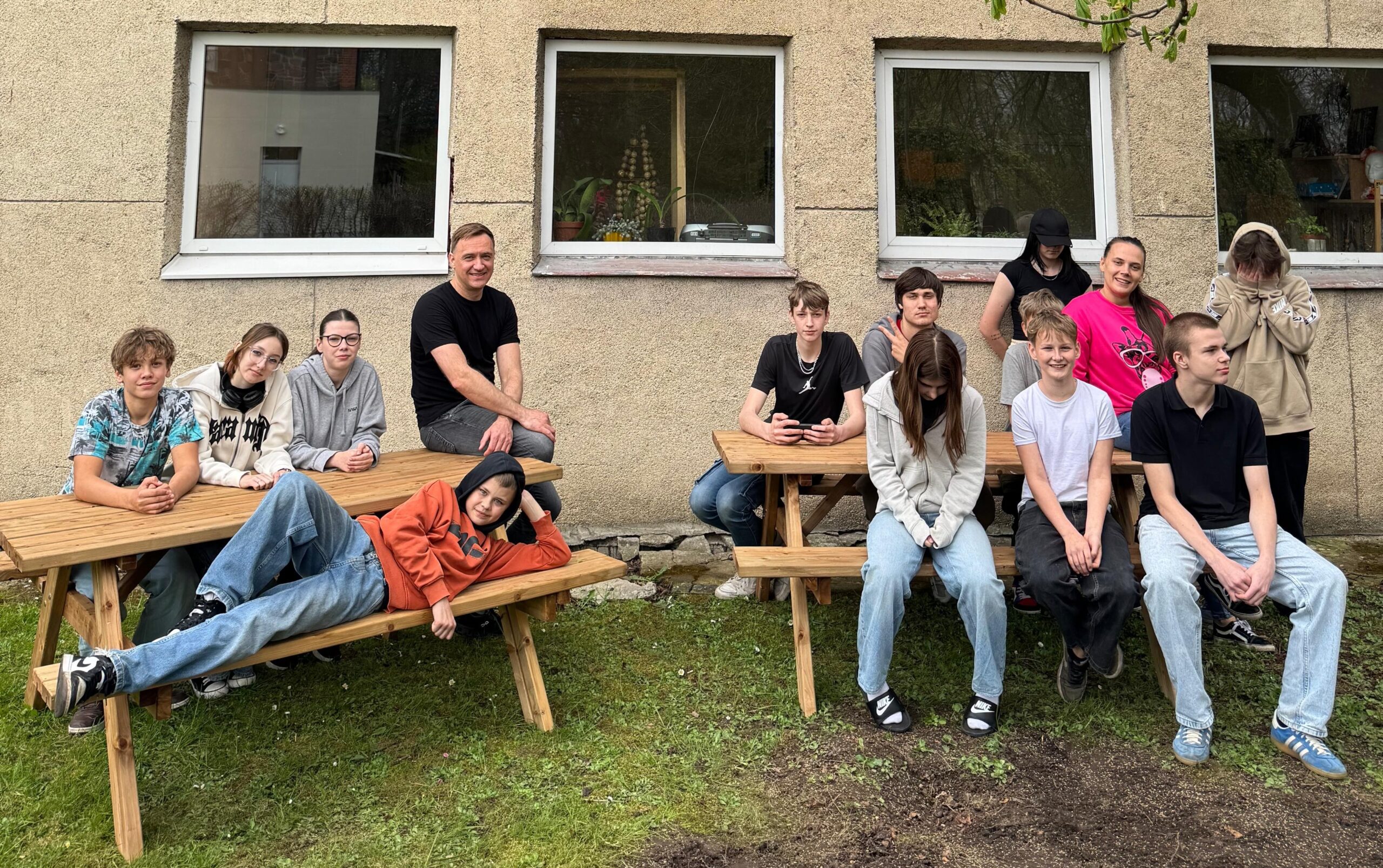 Par konkursā “Ģimenei draudzīgākā pašvaldība Latvijā 2024” iegūto balvu, jaunieši labiekārtojuši vidi pie JIC “Mērķis”