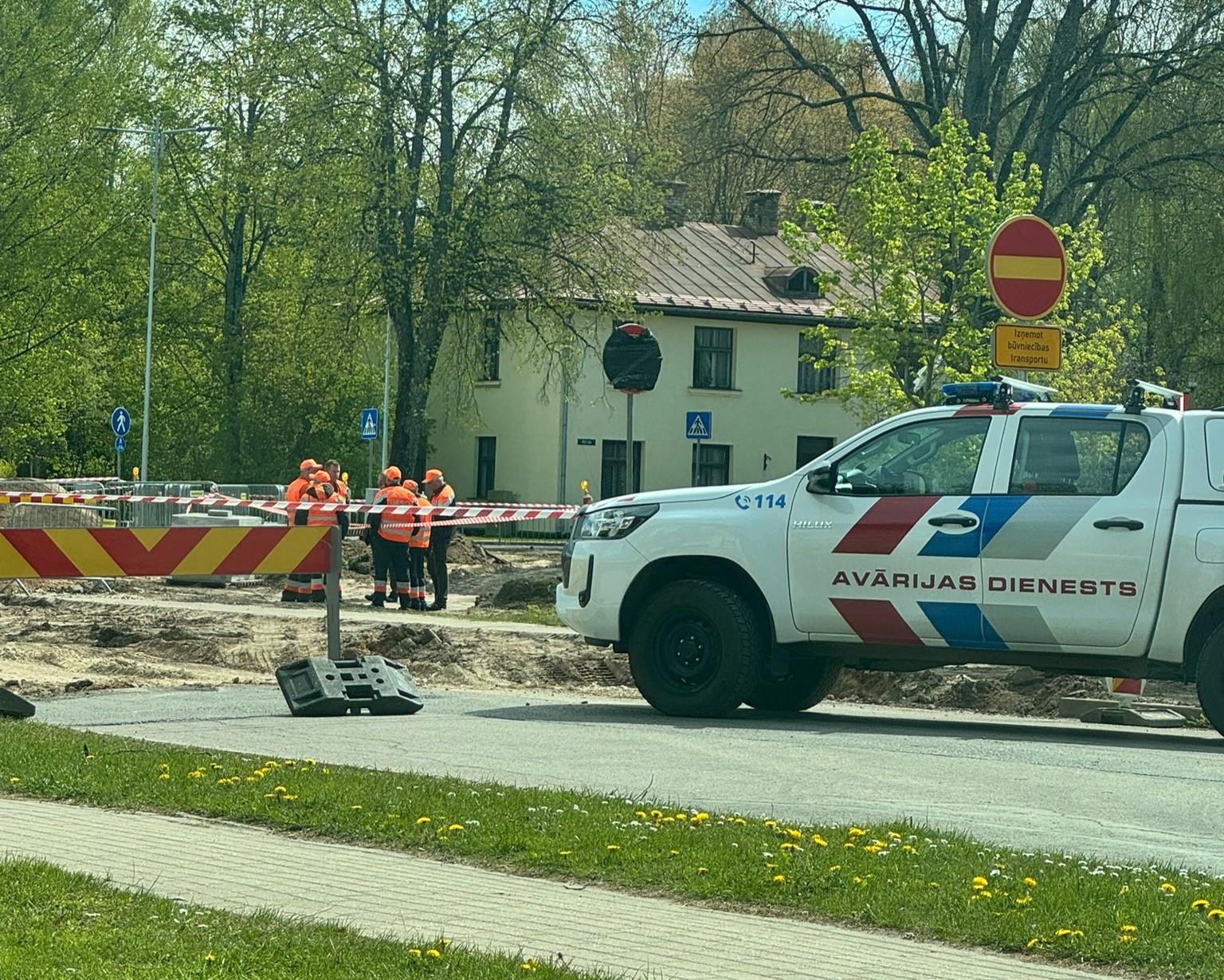 PAPILDINĀTS: Siguldā, Jāņa Čakstes ielā, bojāts gāzes vads; nav bīstamība cilvēkiem; avārijas seku likvidēšana ir pabeigta