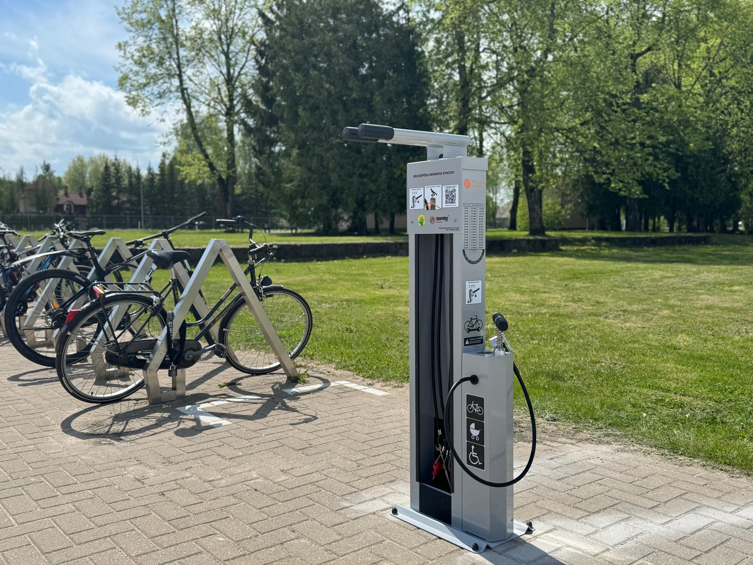 Siguldas dzelzceļa stacijas laukumā uzstādīta velosipēdu remonta stacija