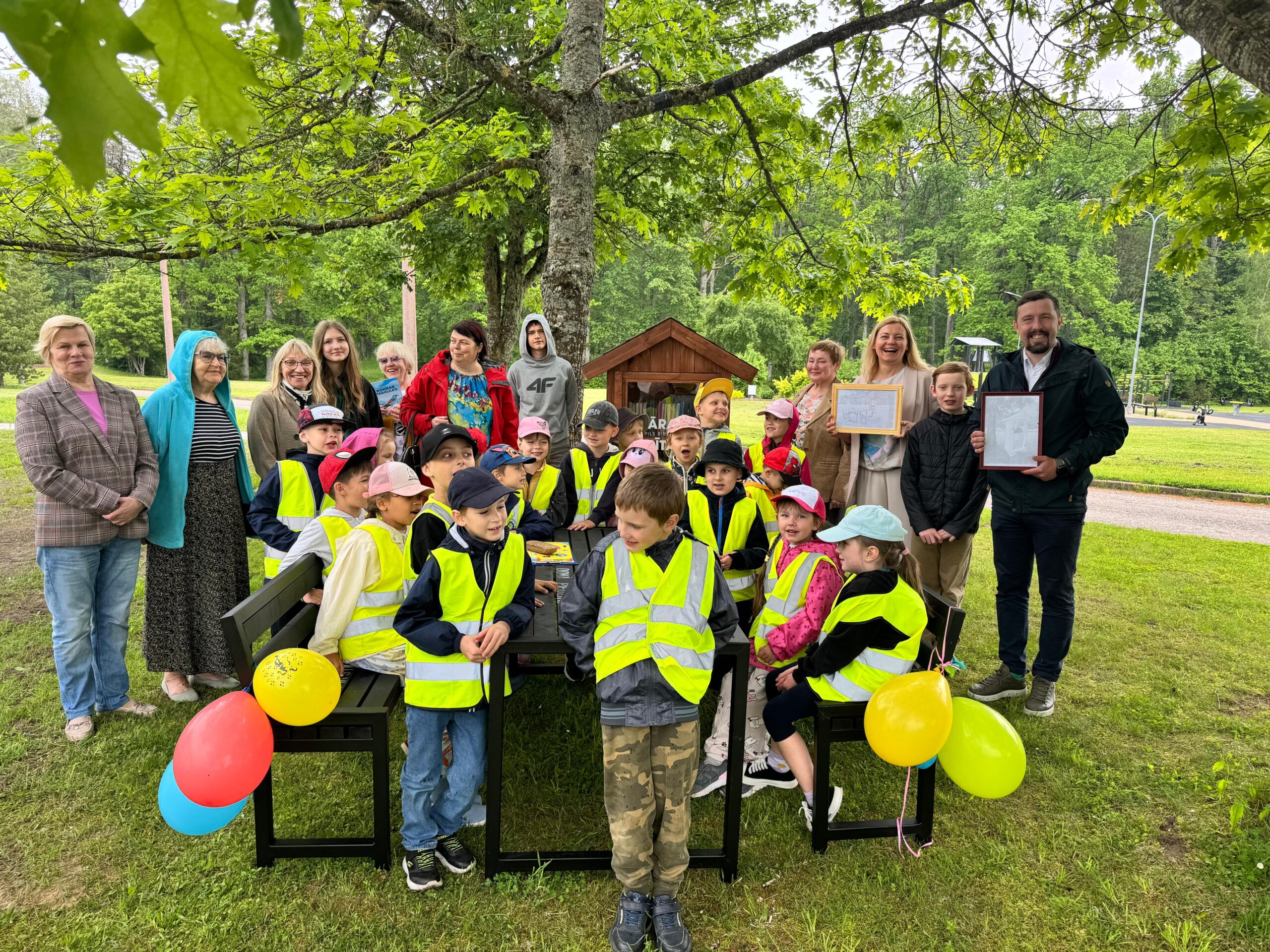 Mālpils bibliotēka atklāj āra lasītavu