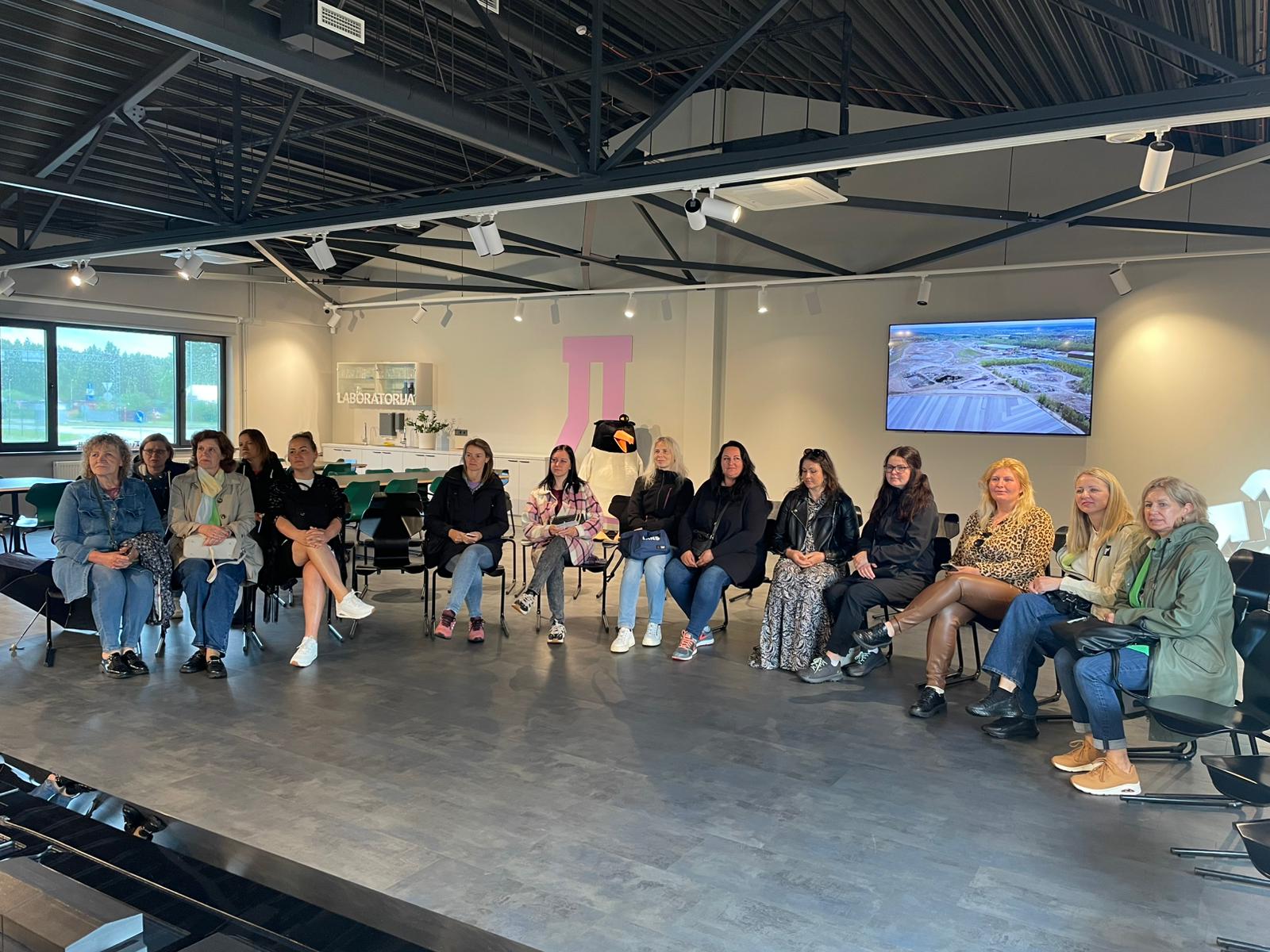 Siguldas novada izglītības iestāžu pedagogi papildina zināšanas atkritumu šķirošanas poligonā “Getliņi”