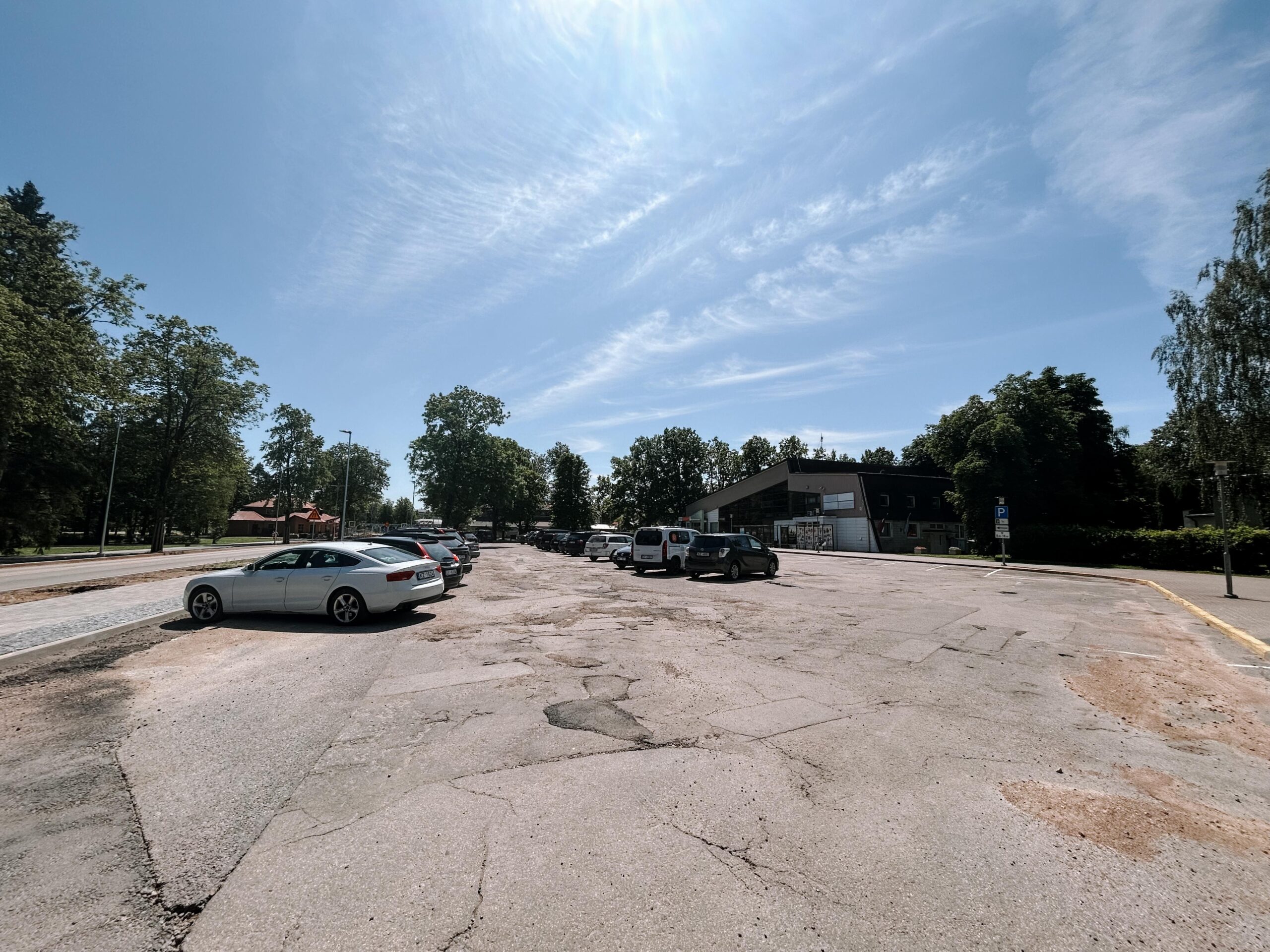 27. jūnijā būs slēgts stāvlaukums Raiņa ielā 3, Siguldā