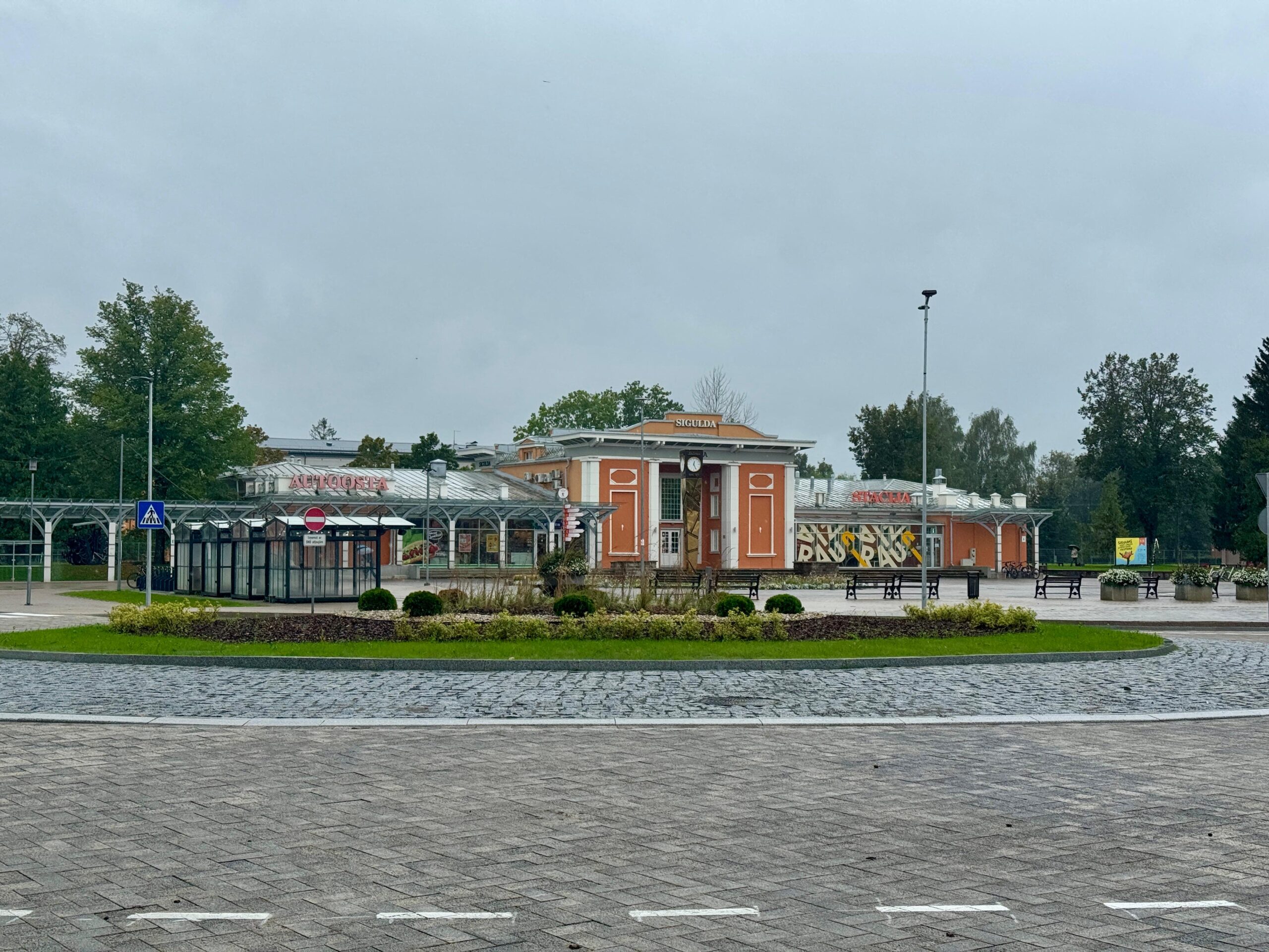 Satiksmei atvērts jaunizbūvētais rotācijas aplis iepretī Siguldas dzelzceļas stacijas laukumam