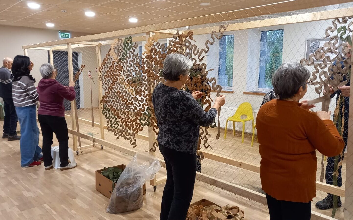 Sunīšu Kopienas centrā sadarbībā ar biedrību “Tavi draugi” izveidota maskēšanās tīklu darbnīca