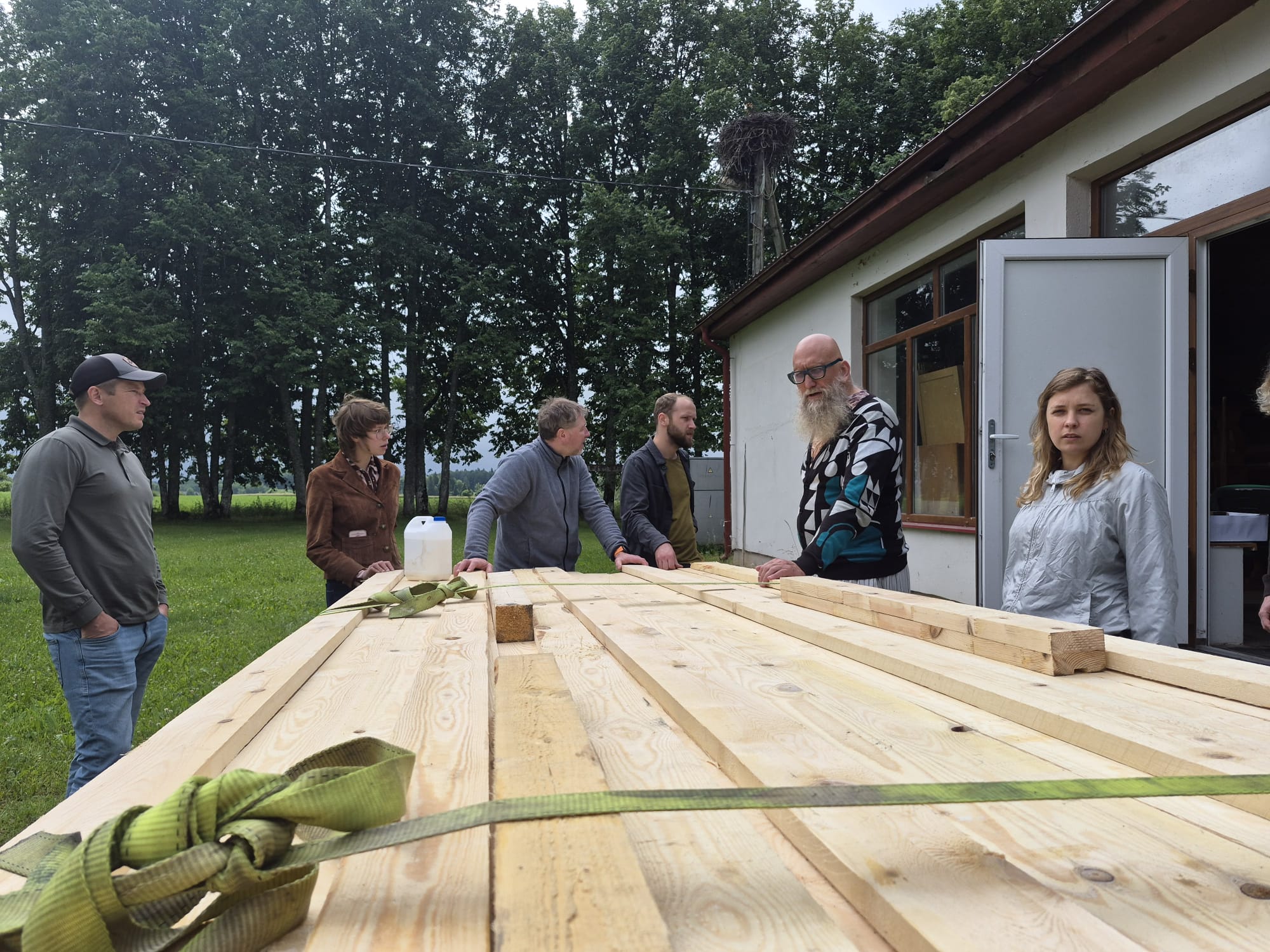 Allažos top jauns tēlniecības parks – jaunie mākslinieki sāk darbu Teodora Zaļkalna zīmē