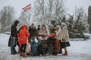 Ziemas ieskandināšana ar folkloras kopu “Putni” pie Siguldas pagasta Kultūras nama