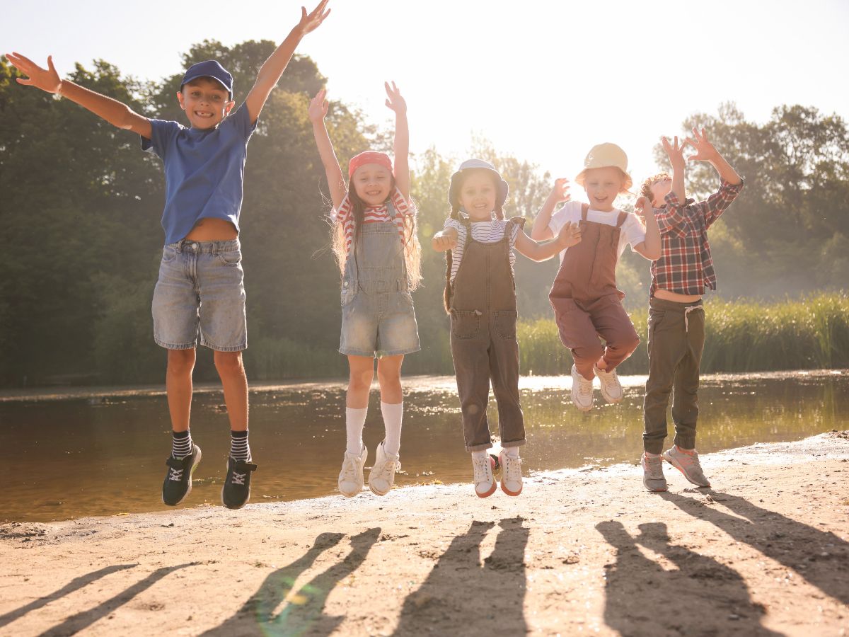 Izsludināts projektu konkurss bērnu un jauniešu nometņu atbalstam