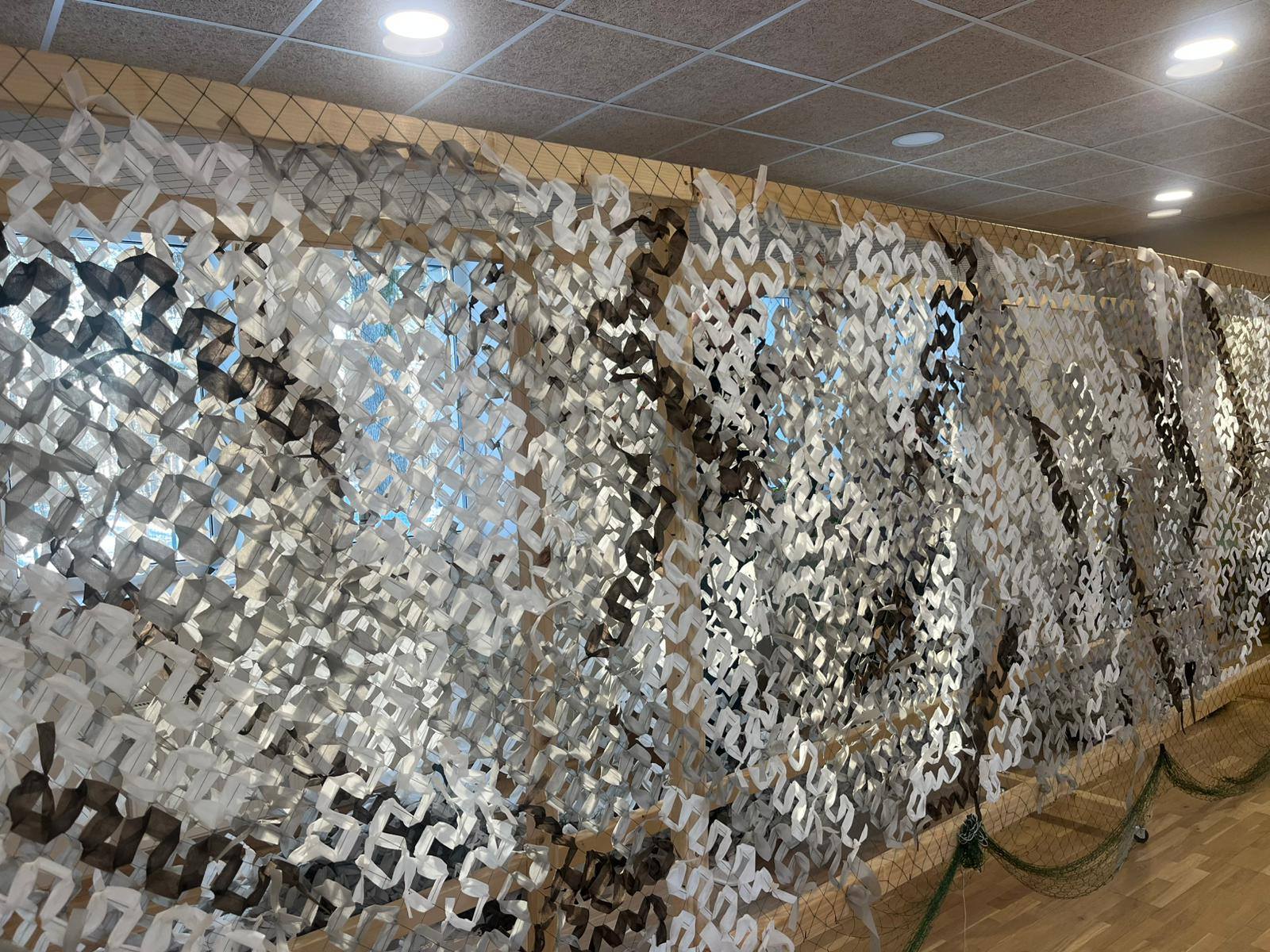 Sunīšu Kopienas centrā aktīvi darbojas maskēšanās tīklu darbnīca