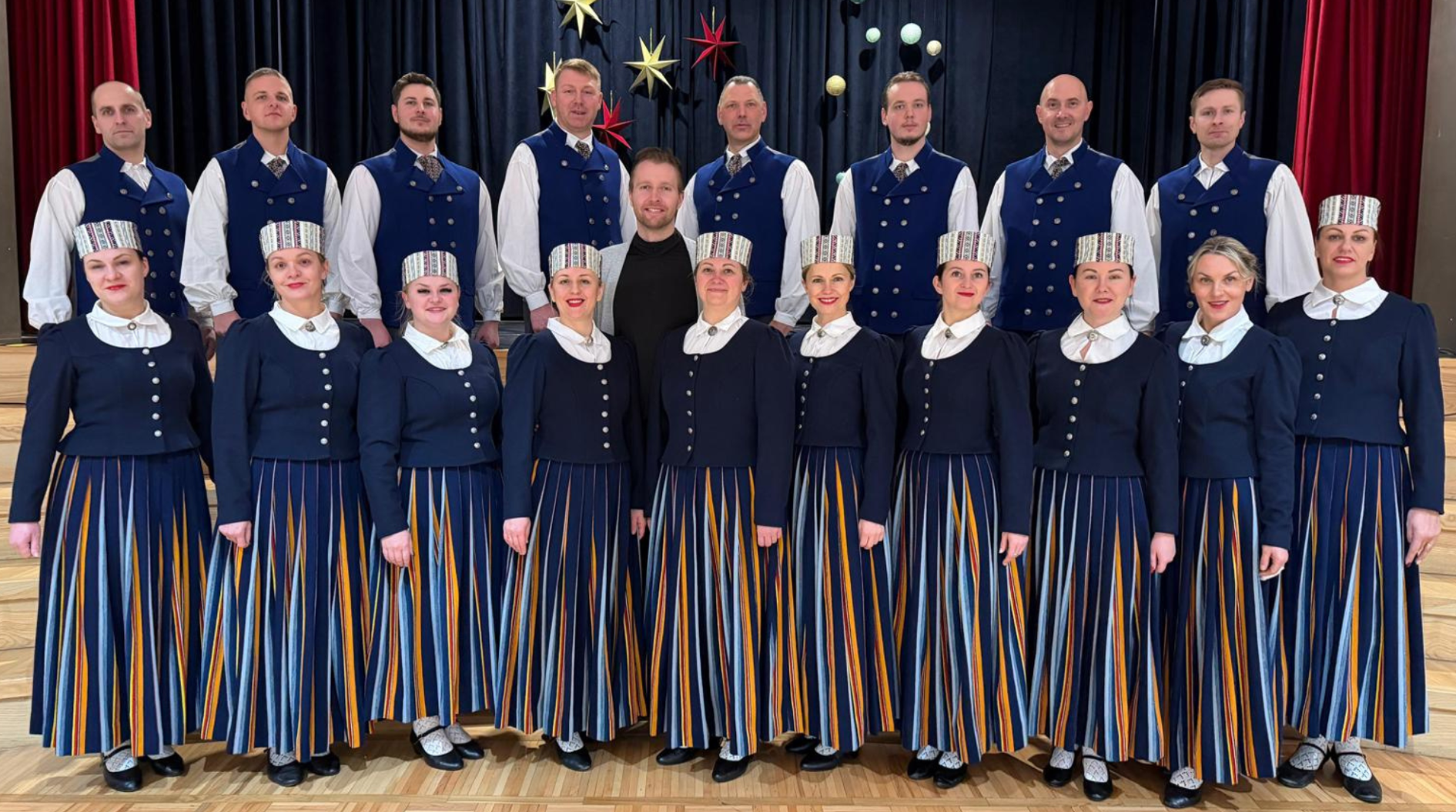 Krimuldas Tautas nama VPDK “Dzirnakmeņi” jauno sezonu uzsāk jaunajos tautastērpos