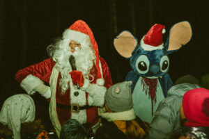 Ziemassvētku egles iedegšana ar Stiču un Grinču pie Mores Tautas nama