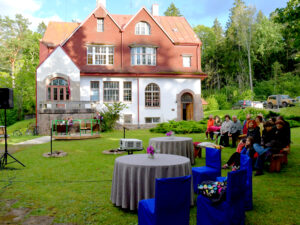 Kaimiņu būšana. Izstādes “Piešaušanās” atklāšana un brīvdabas kinoseanss “Homo Novus” Inčukalna Medību pilī