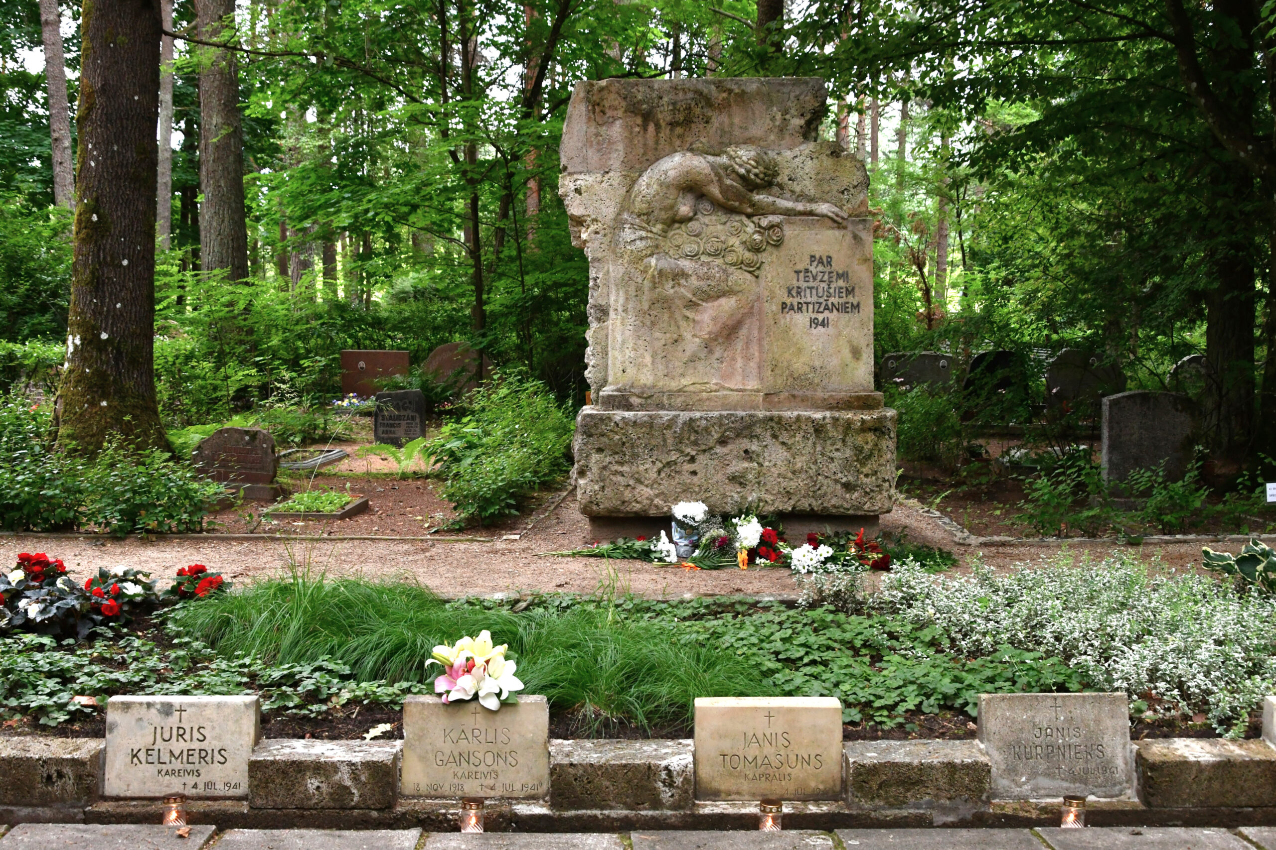 Inčukalna Vecajā kapsētā pie Kārļa Zāles pieminekļa godinās Raganas kaujā kritušos