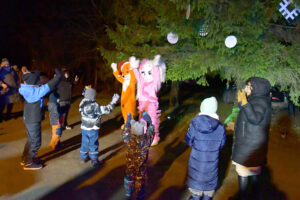 Ziemassvētku egles iedegšana ar izrādi “Sniegavīru glābšanas misija” Inčukalnā, Egļupes ciemā