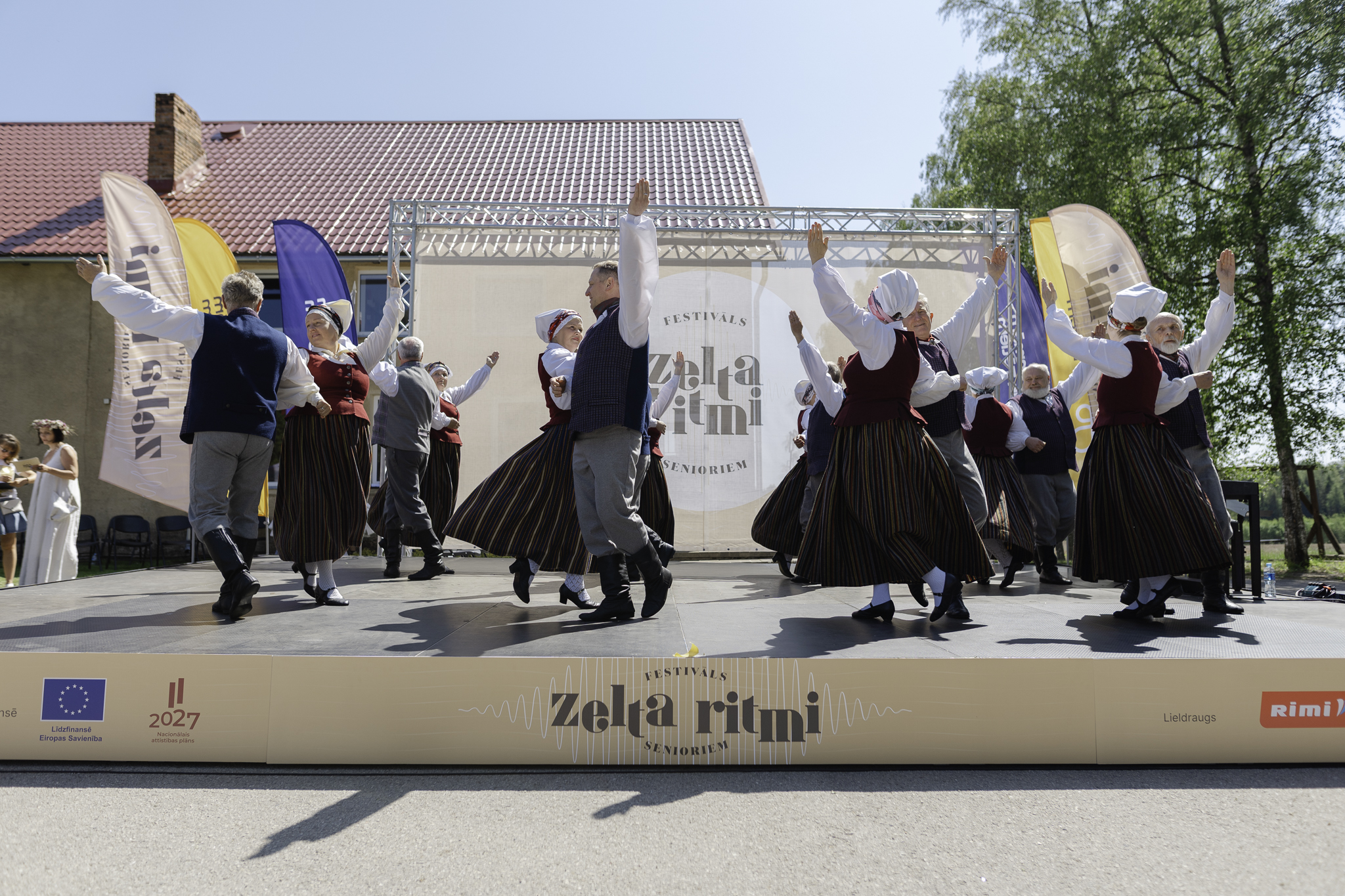 Ar dziesmām, dejām un sirsnību Morē atklāta festivāla “Zelta ritmi” tūre