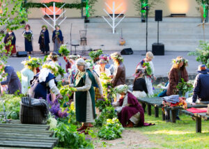 Jāņu nakts pasākums “Vasaras Saulgrieži Lēdurgā 2025” Lēdurgas estrādē un muižas parkā