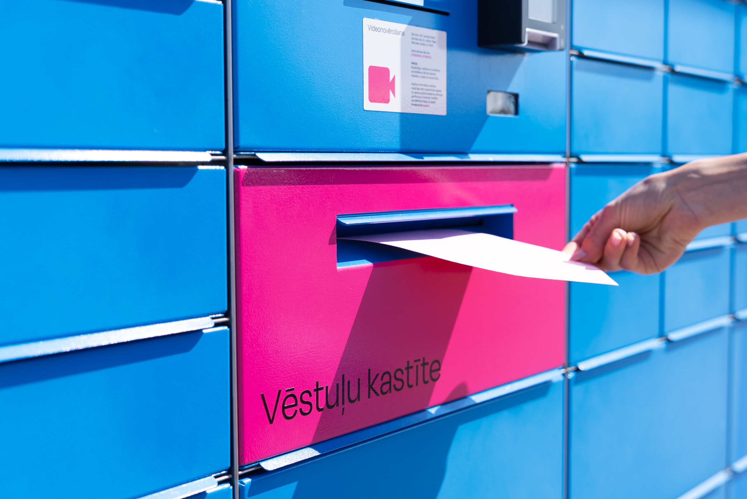 “Latvijas Pasta” pakomātus piemēro vēstuļu sūtīšanai; Siguldas novadā pakāpeniski demontēs tradicionālās pastkastes