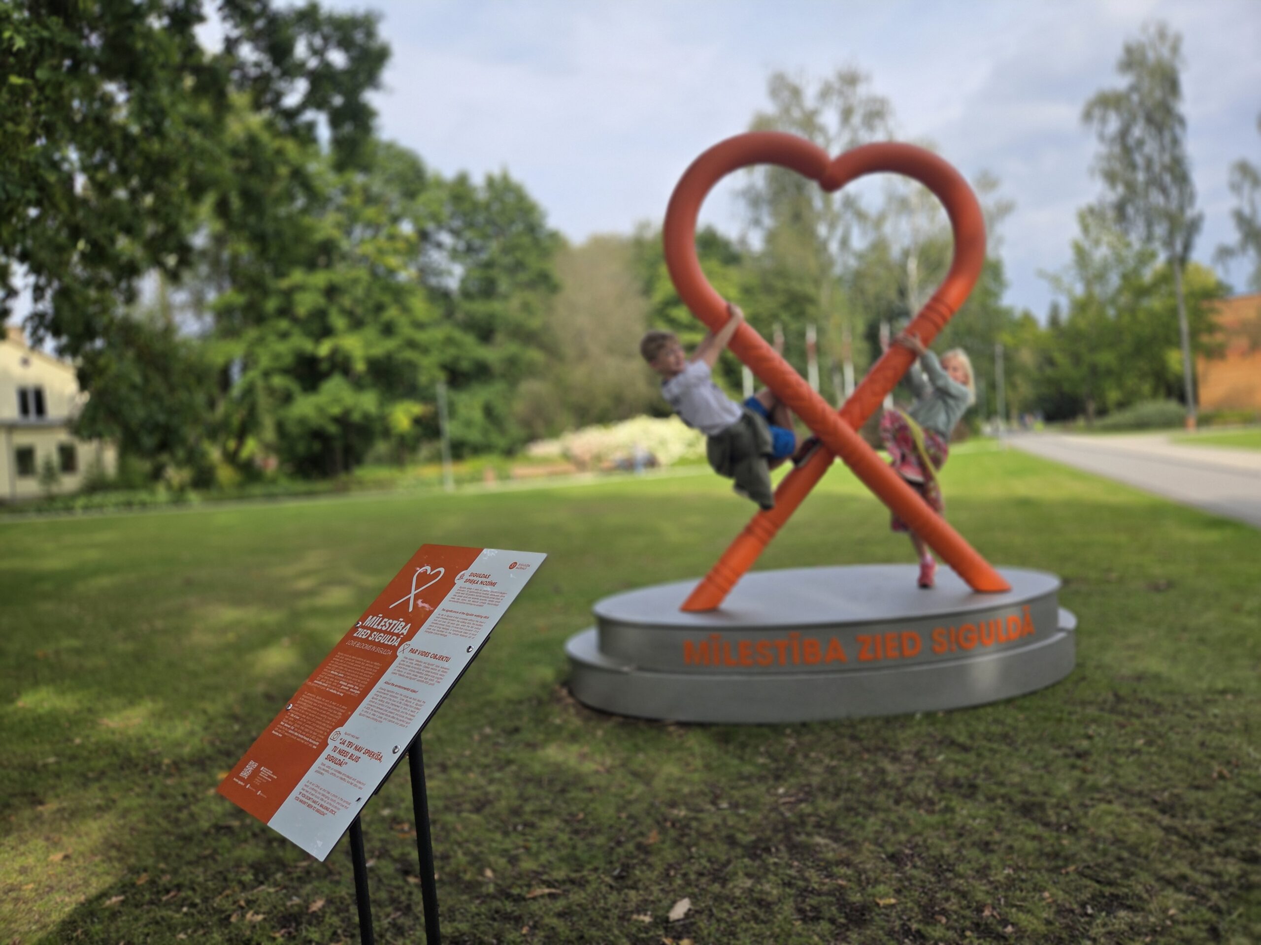 Siguldā atgriezies vides objekts “Mīlestība zied Siguldā”