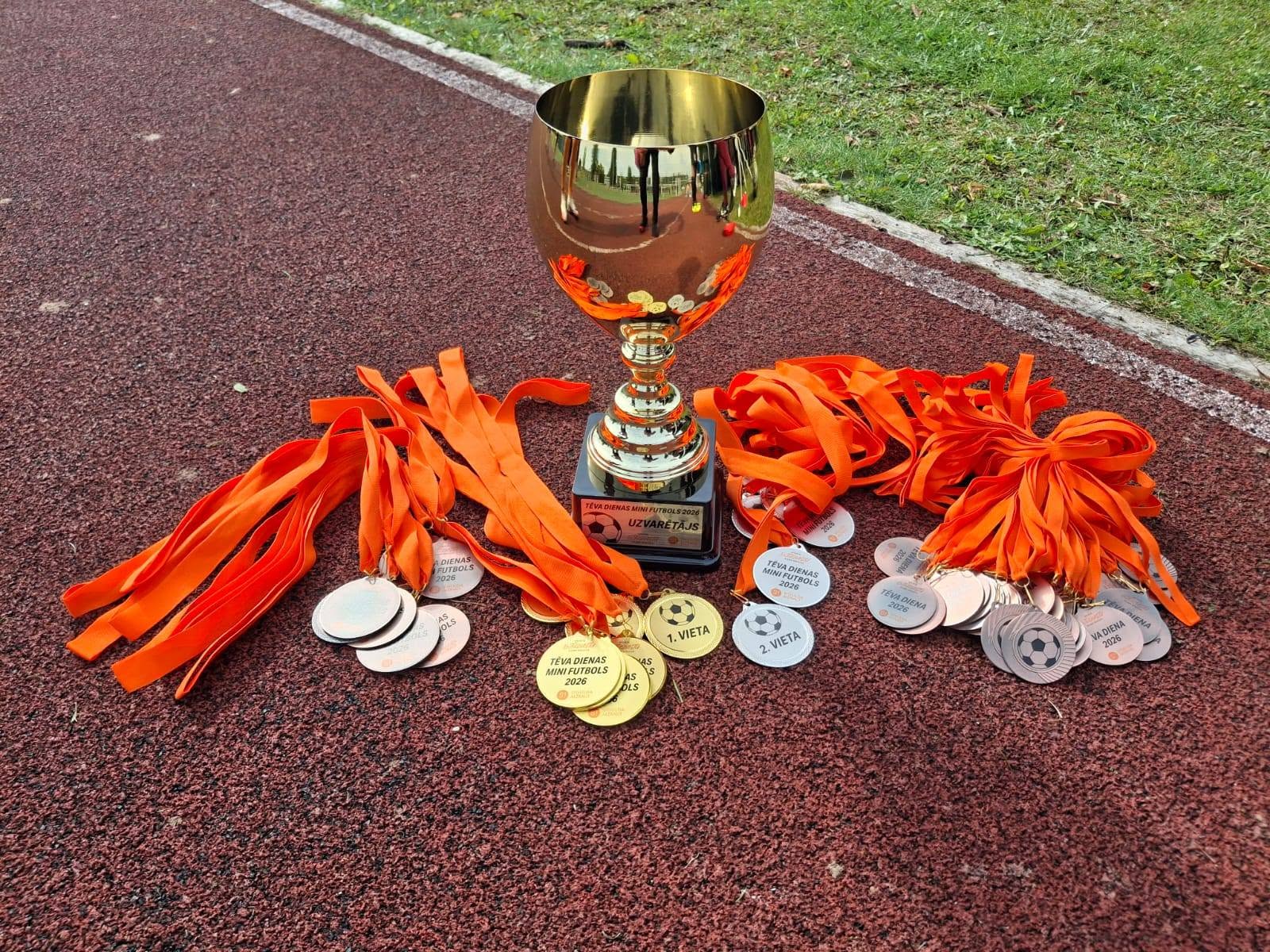 Siguldā Tēvu dienu atzīmē ar ģimeņu un draugu minifutbola turnīru