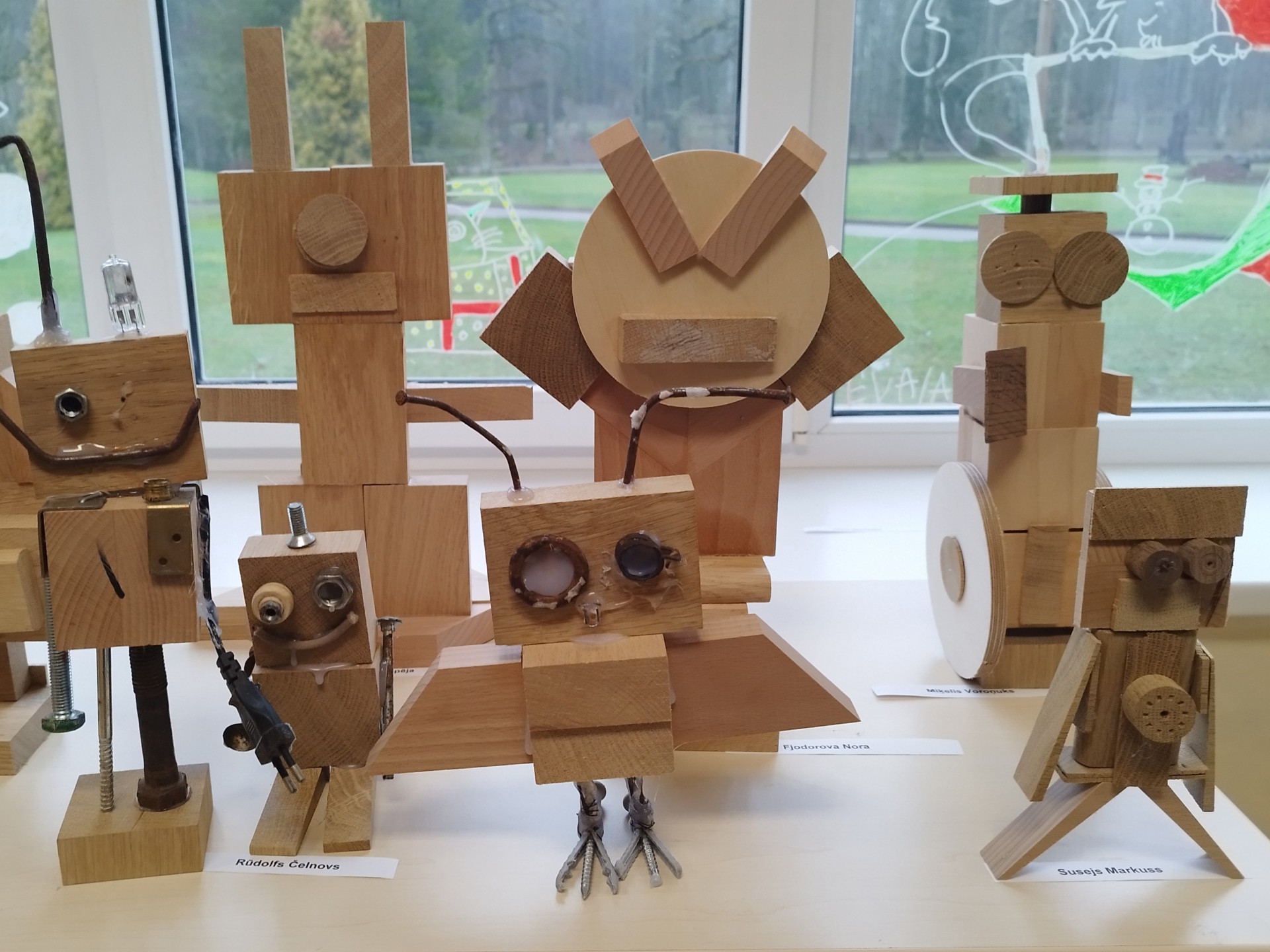 Mālpils bibliotēkā apskatāma Mālpils Mūzikas un mākslas skolas audzēkņu darbu izstāde “Robotiņi tuvplānā”