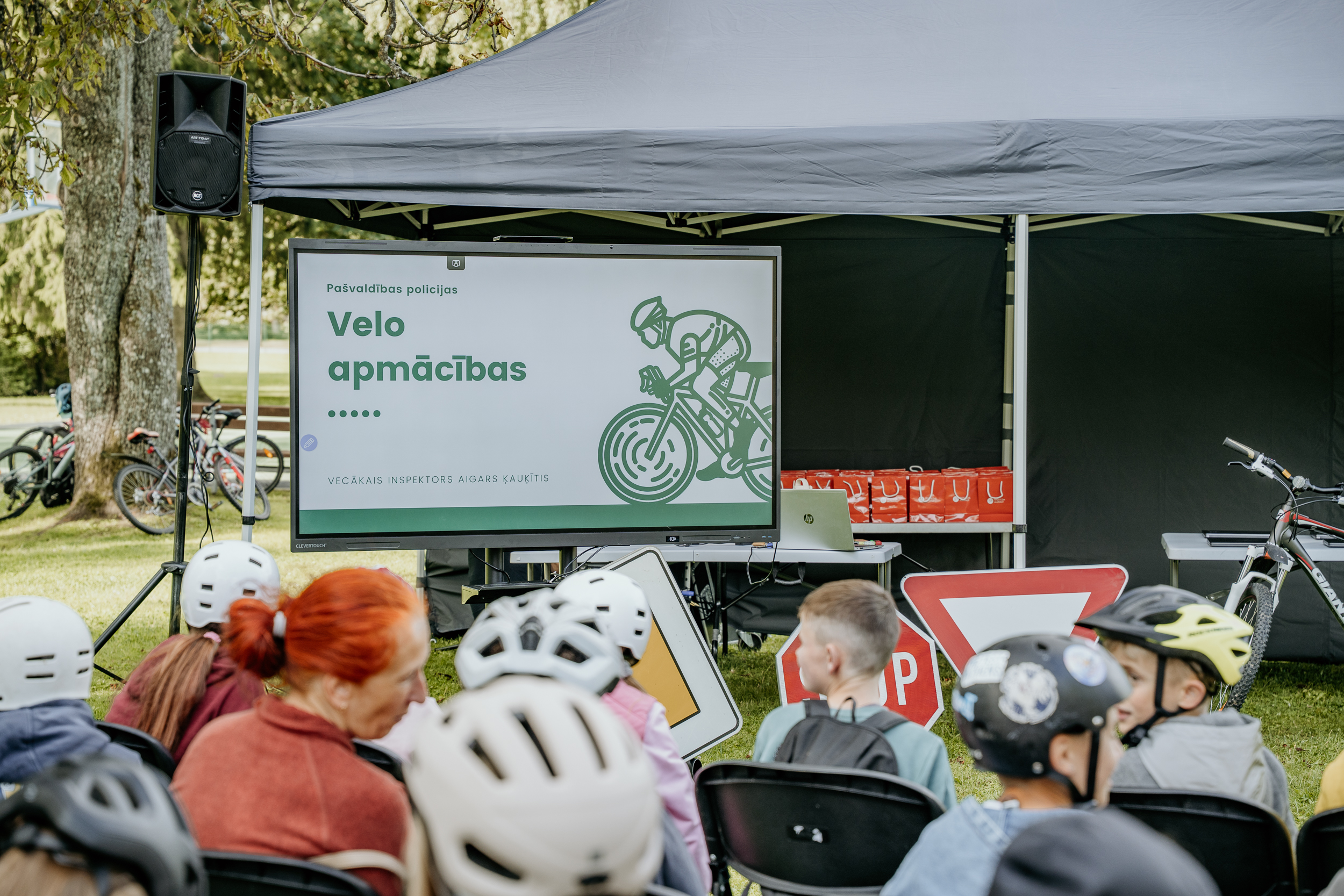 Bezmaksas velosipēda vadītāja apmācībās Raiņa parkā piedalījās vairāk nekā 100 Siguldas novada bērni un jaunieši