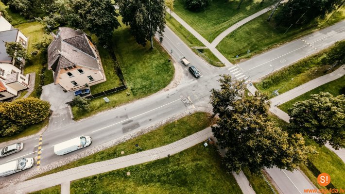 Gādājot par drošību Ausekļa un Raiņa ielas pārbūves laikā, Siguldā uzstādīti papildu satiksmes mierinātāji