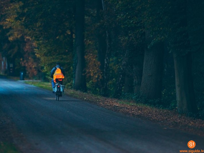 Gājēji un velosipēdisti aicināti rūpēties par savu drošību diennakts tumšajā laikā