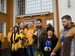 Bronzas medaļnieku un olimpiešu sagaidīšana Siguldas dzelzceļa stacijas laukumā