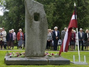 Komunistiskā genocīda upuru piemiņas pasākums pie pieminekļa 