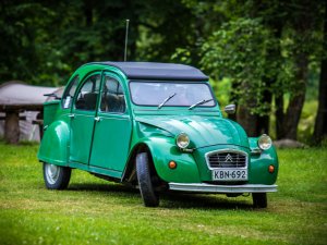 Polijas Citroen 2CV salidojuma dalībnieki Siguldā