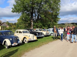 Padomju laiku automašīnu parāde Turaidas muzejrezervātā