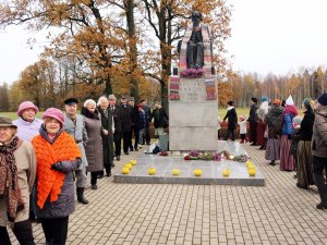 Krišjānim Baronam – 181. Dziesmu rīts „Man bij’ daudz skaistu dziesmu” pie Krišjāņa Barona pieminekļa Siguldā