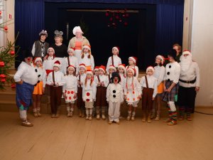 Ziemassvētku radošās darbnīcas un Mores skatuves mākslu studijas muzikāls uzvedums „Pretī Ziemassvētkiem” Mores pagasta Tautas namā